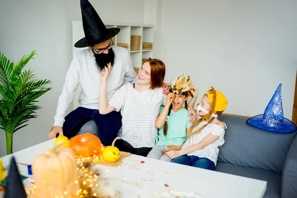 Familia vestida con disfraces de Halloween — Foto de Stock