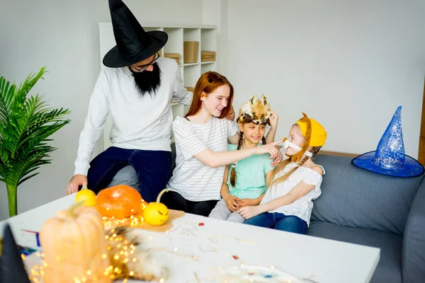 Familia vestida con disfraces de Halloween — Foto de Stock