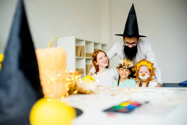 Família vestida com trajes de Halloween — Fotografia de Stock