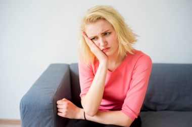 Bir diş ağrısı olan kız