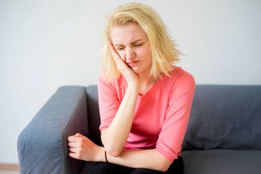 Bir diş ağrısı olan kız