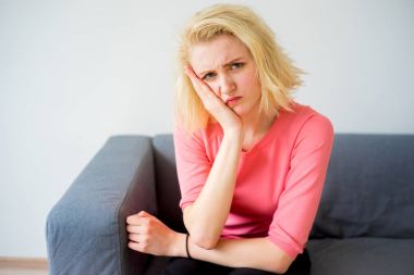 Bir diş ağrısı olan kız