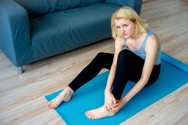 Kız bacağını burktum