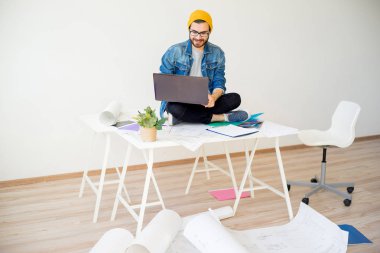 Hipster mimar inşaat planlarıyla çalışma