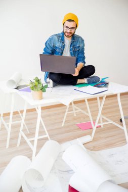 Hipster mimar inşaat planlarıyla çalışma