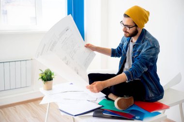 Hipster mimar inşaat planlarıyla çalışma