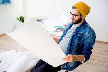 Hipster mimar inşaat planlarıyla çalışma