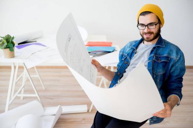 Hipster mimar inşaat planlarıyla çalışma