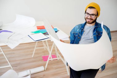 Hipster mimar inşaat planlarıyla çalışma