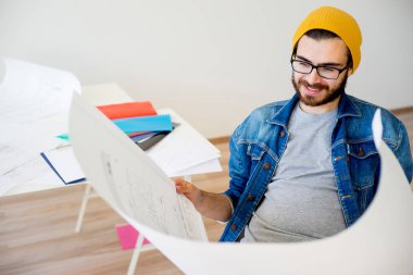 Hipster mimar inşaat planlarıyla çalışma