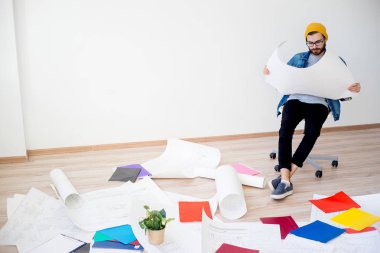 Hipster mimar inşaat planlarıyla çalışma