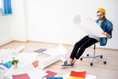 Hipster mimar inşaat planlarıyla çalışma