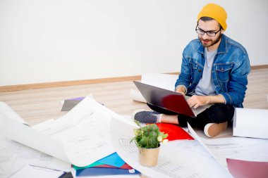 Evden çalışan serbest meslek mimar