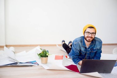 Evden çalışan serbest meslek mimar