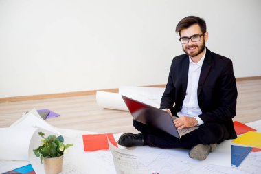 İç mimar çalışıyor