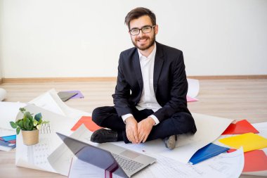 İç mimar çalışıyor