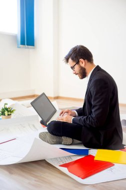 İç mimar çalışıyor