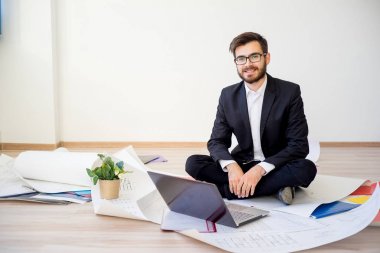 İç mimar çalışıyor