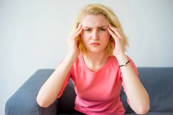 Chica teniendo un dolor de cabeza —  Fotos de Stock