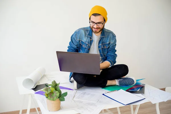 Arquitecto Hipster trabajando con planos de construcción — Foto de Stock