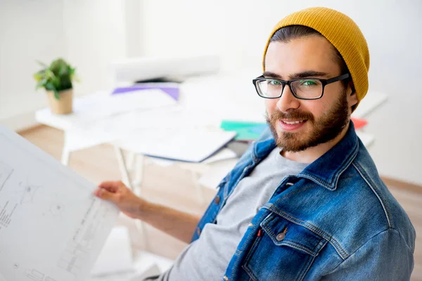 Hipster mimar inşaat planlarıyla çalışma