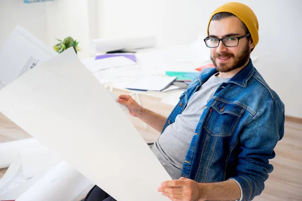 Arquitecto Hipster trabajando con planos de construcción — Foto de Stock