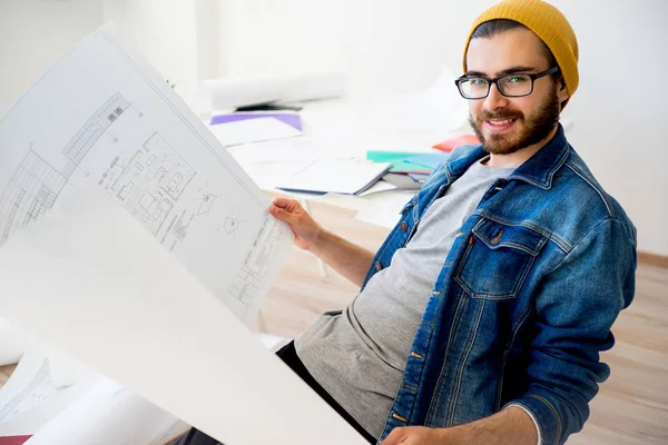 Hipster mimar inşaat planlarıyla çalışma