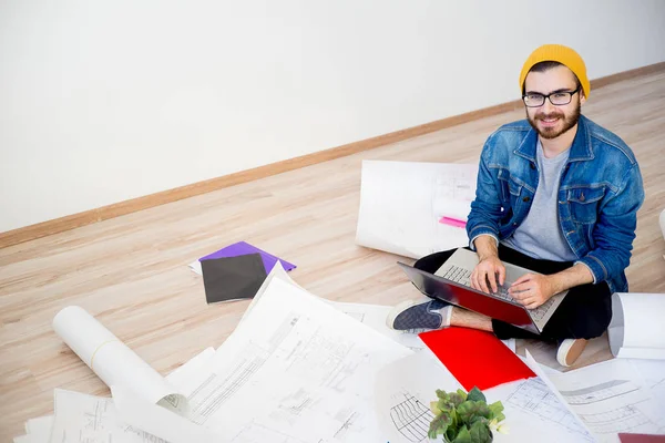 Arquitecto freelancer trabajando desde casa — Foto de Stock