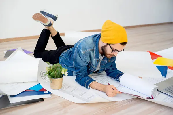 Arquitecto freelancer trabajando desde casa — Foto de Stock