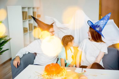 Hayaletler ve Cadılar oynarken aile