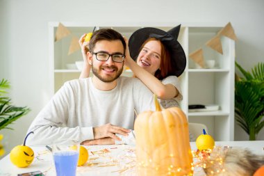 Çift kutluyor Cadılar Bayramı