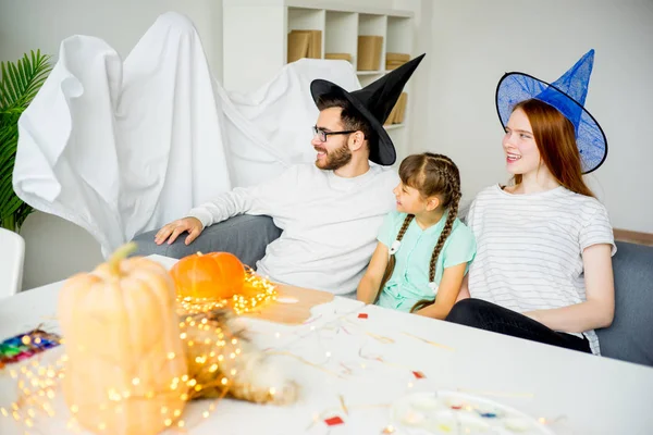 Familia jugando en fantasmas y brujas — Foto de Stock