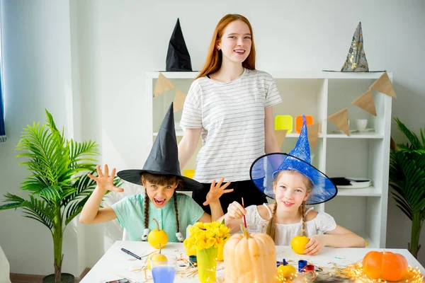 Familie mit Kürbissen — Stockfoto