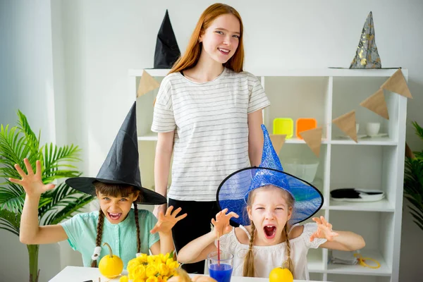 Familia con calabazas — Foto de Stock