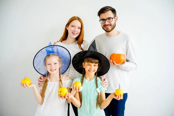 Familia con calabazas — Foto de Stock