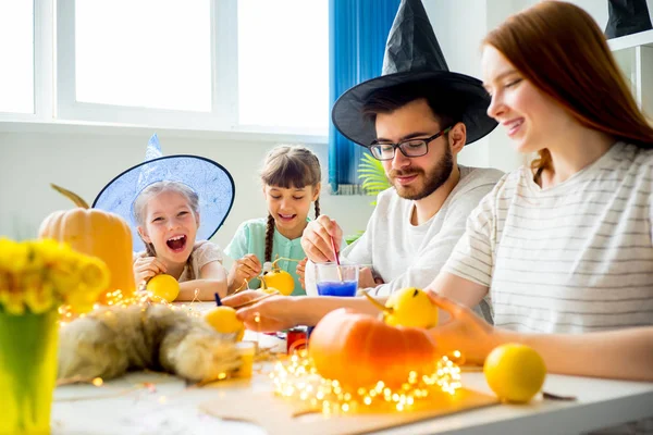 Familia con calabazas — Foto de Stock