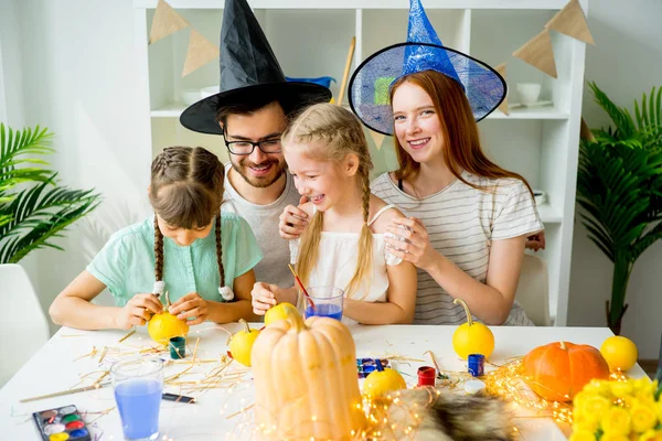 Familj måla pumpor — Stockfoto