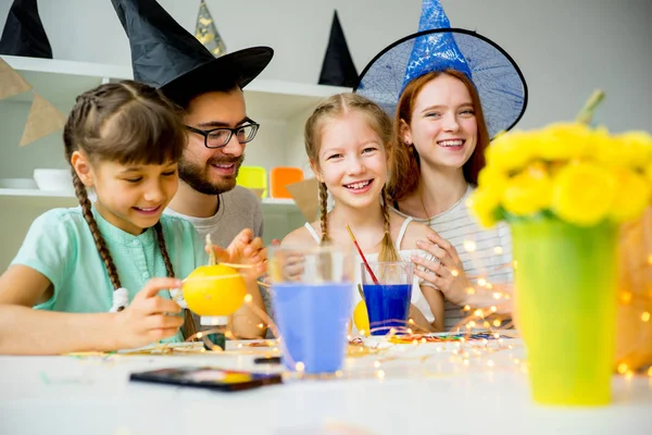 Aile bir Cadılar Bayramı masada