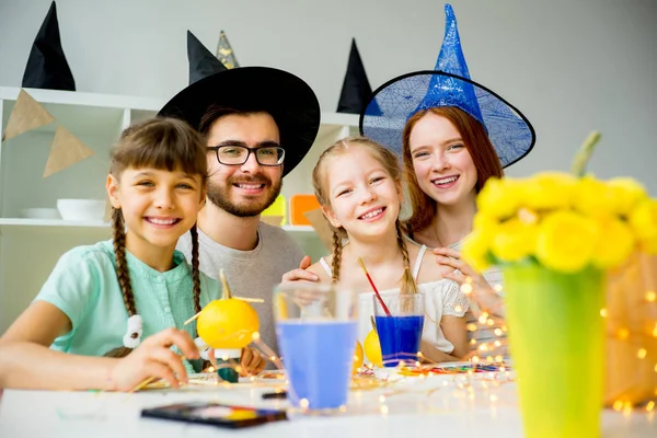 Familjen på en halloween-tabell — Stockfoto