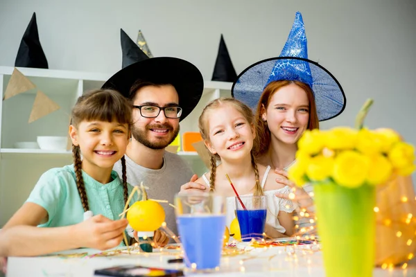 Aile bir Cadılar Bayramı masada