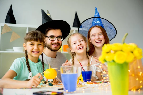 Aile bir Cadılar Bayramı masada