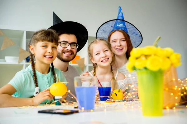 Familia en una mesa de Halloween — Foto de Stock