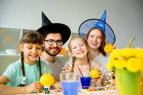 Familia en una mesa de Halloween — Foto de Stock