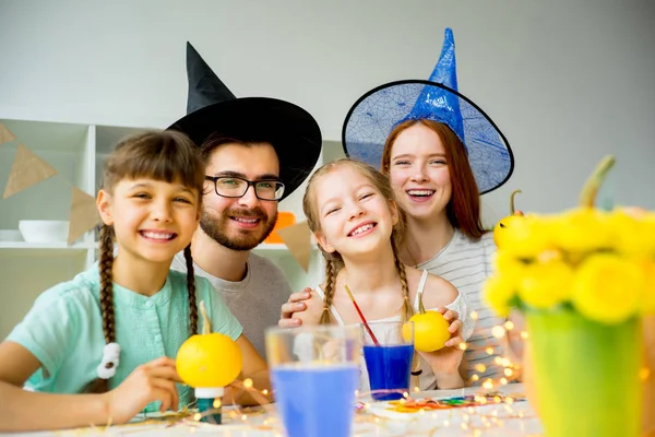 Familia en una mesa de Halloween —  Fotos de Stock