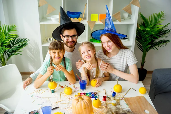 Aile bir Cadılar Bayramı masada