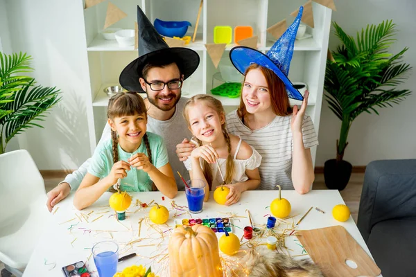 Aile bir Cadılar Bayramı masada