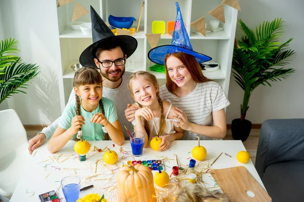 Aile bir Cadılar Bayramı masada