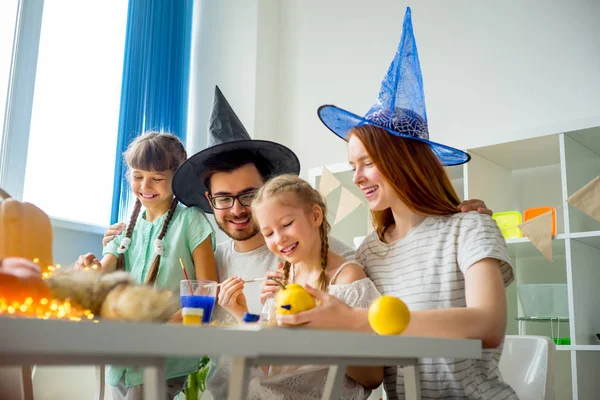 Familia en una mesa de Halloween — Foto de Stock