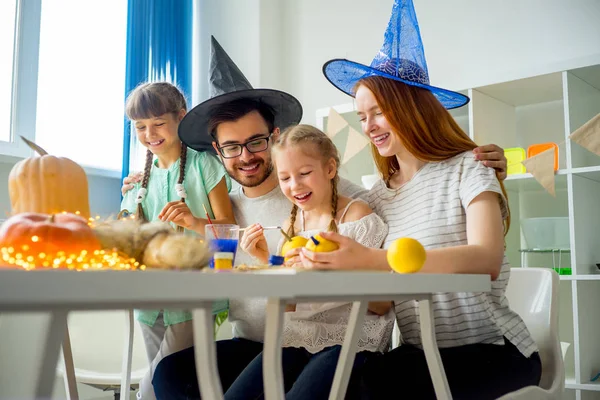 Aile bir Cadılar Bayramı masada