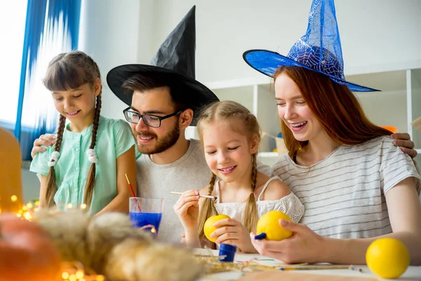 Familia en una mesa de Halloween — Foto de Stock